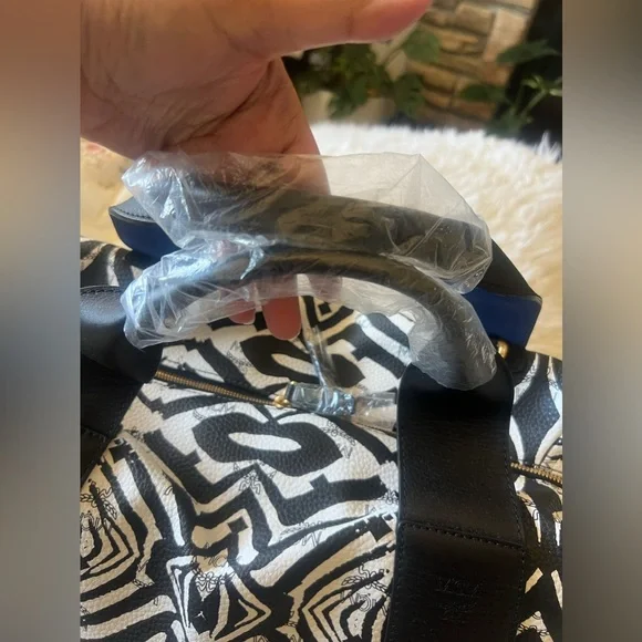 MCM FUNKY ZEBRA WEEKENDER TRAVEL BAG - Picture 4 of 16